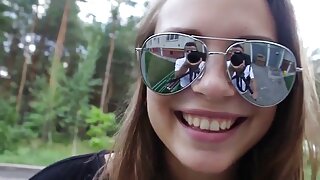 Pikantni uredski seks video sa prekrasnom plavokosom MILF-om u mrežastim čarapama