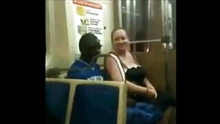 Crna seksi riba sa strašću puše bijelu sočnu kobasicu