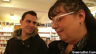 Zavodljiva crnokosa kurva daje glavu na POV kameru