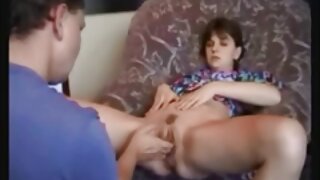 Pohotna crnka se bijesno jebe u hardcore porno klipu snimljenom u sauni. Ona dobije gadno zakucana u njenu pizdu sve dok tip ne svrši na njenu macu razmazujući jzu svuda po njoj.