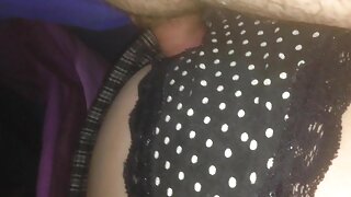Pohotna sekspot Lucy Ly može hipnotizirati svakog muškarca svojim slatkim licem. U ovom vrućem videu masturbacije ona sa velikim entuzijazmom zadirkuje svoju ljupku ružičastu macu.