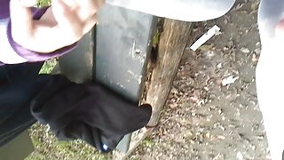Preterano seksana brineta u bijelim čarapama i donjem rublju jebe se