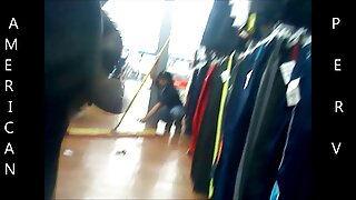 Crna kurva kurva siše bijelu lizalicu u spavaćoj sobi
